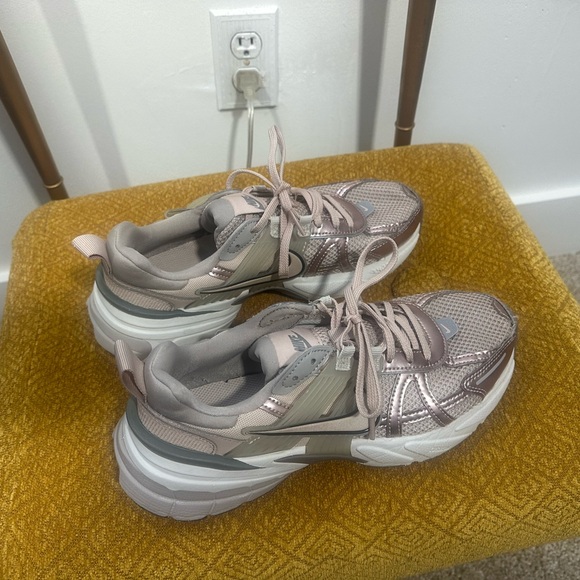 Nike Women's V2K Run Sneakers in Rose Gold and Beige- EUC - Picture 6 of 9